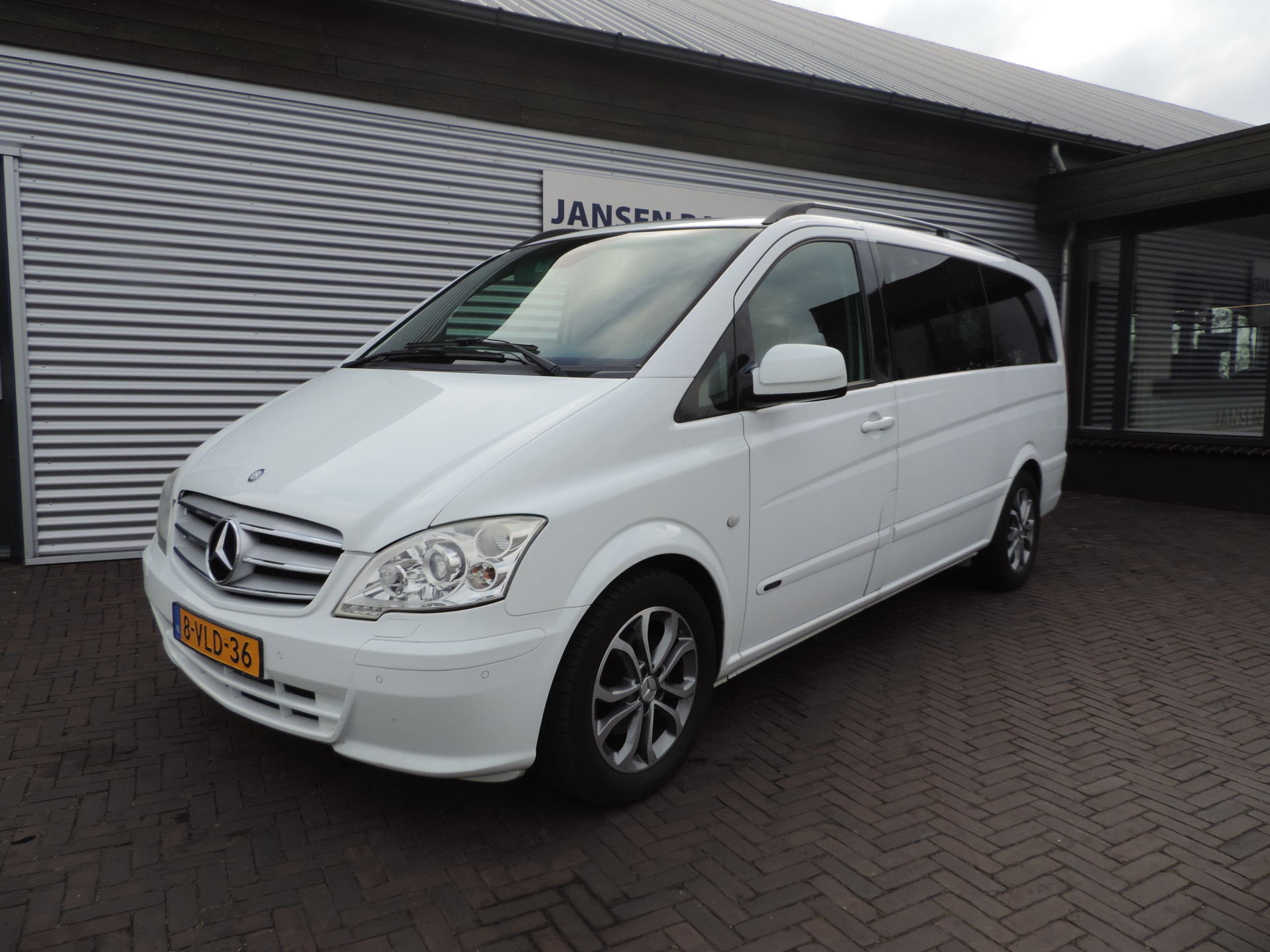 40054131-25.jpg