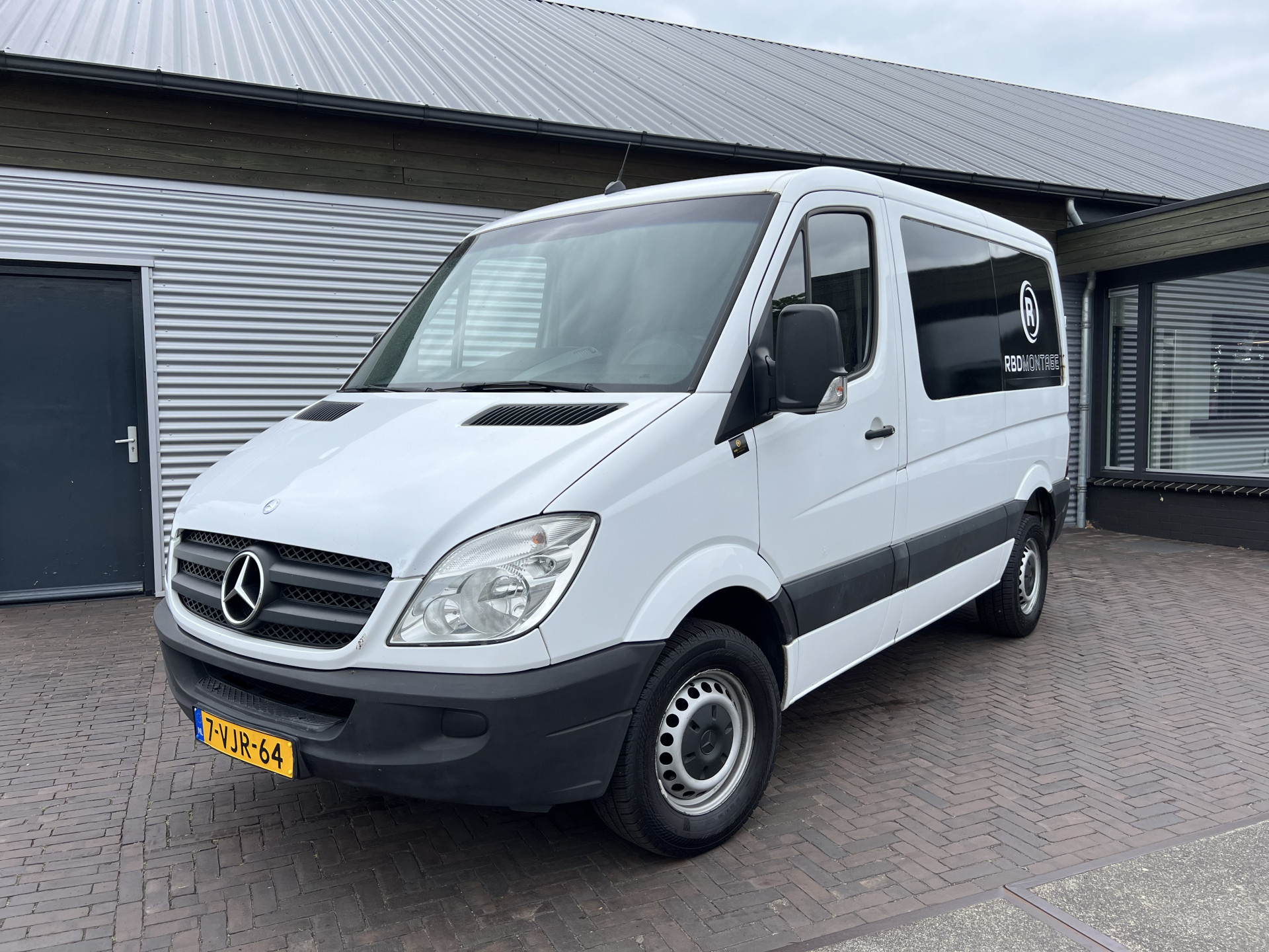 45073804-17.jpg