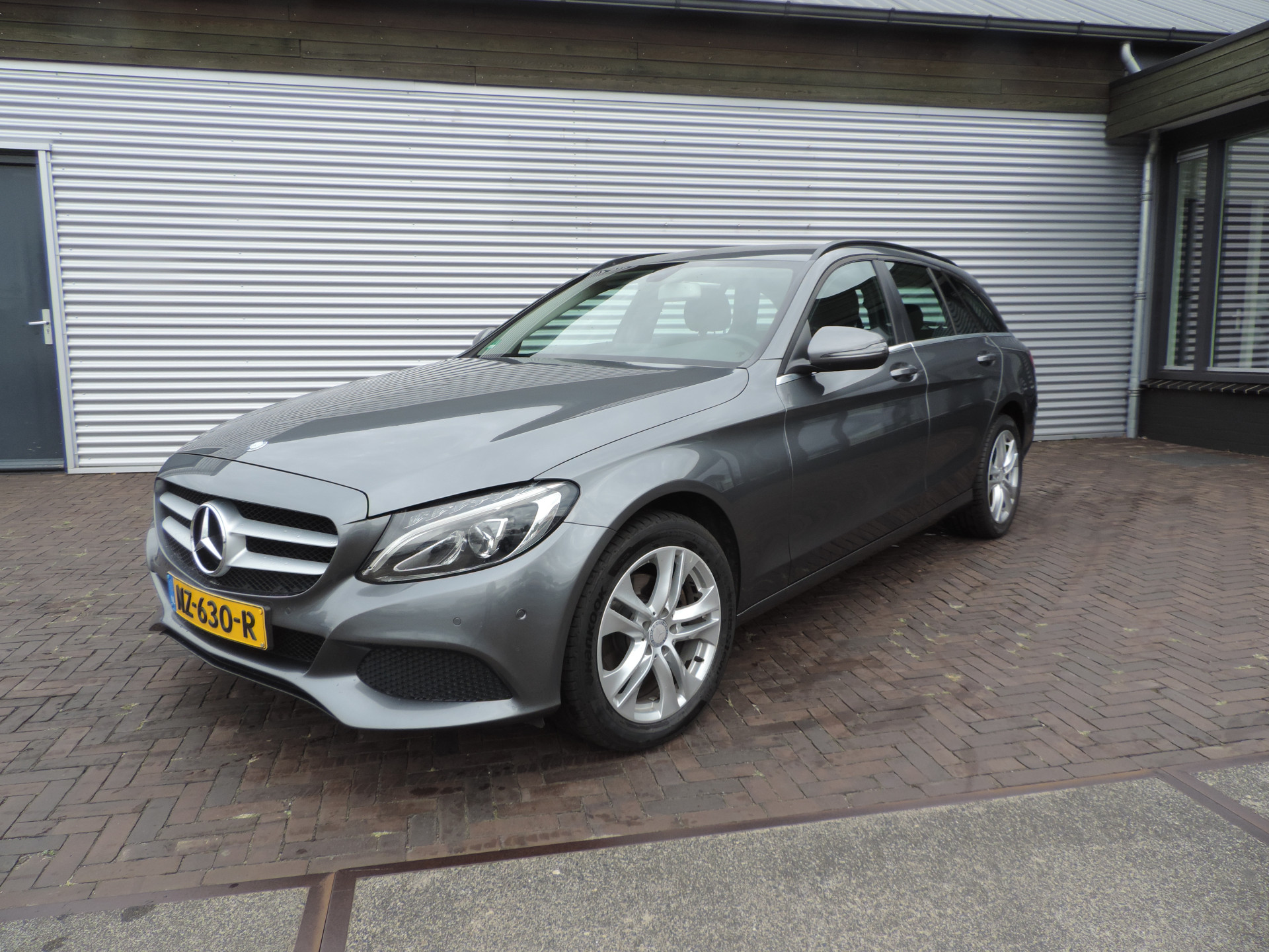 47590963-17.jpg