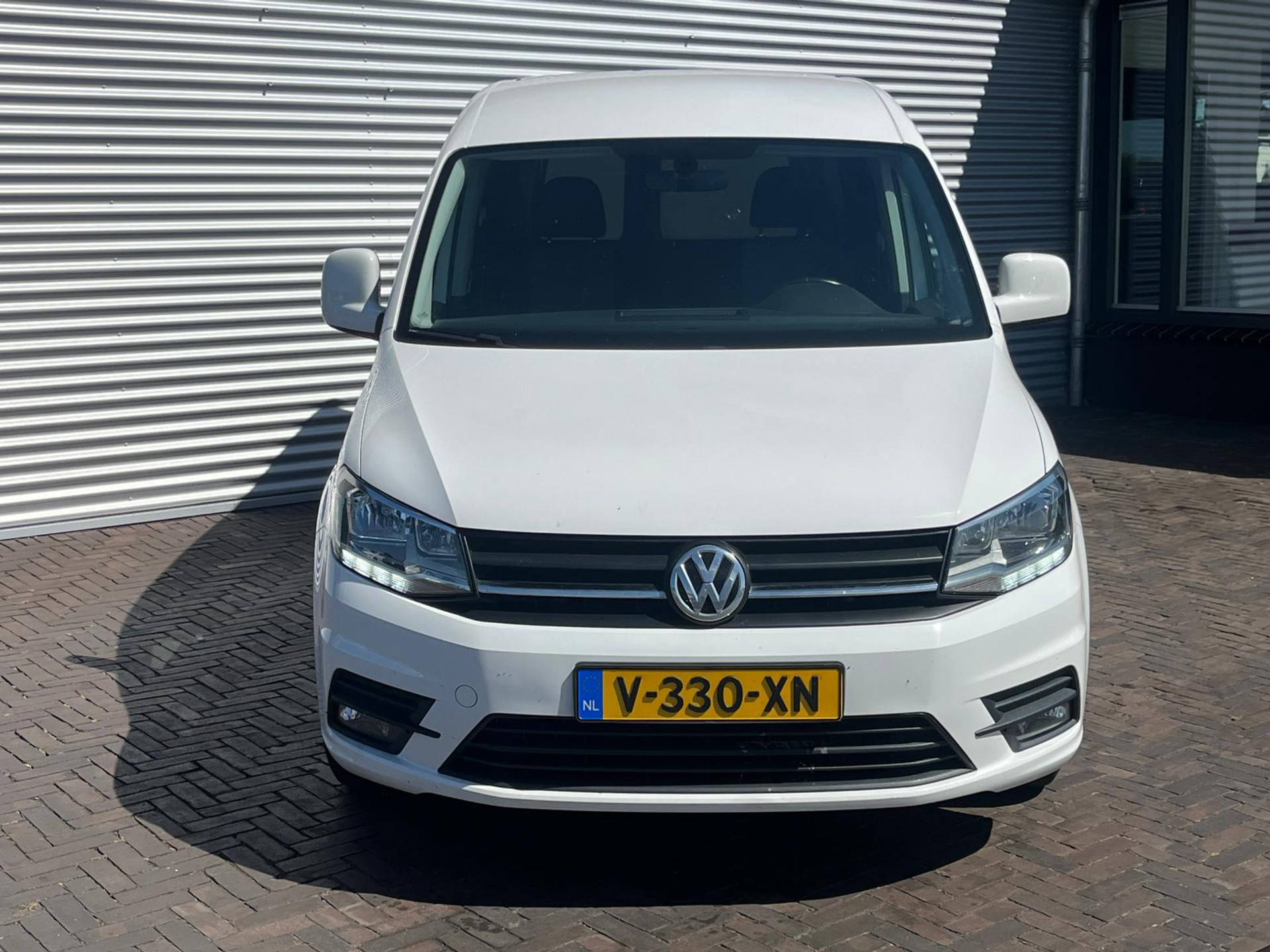 53763307-2.jpg