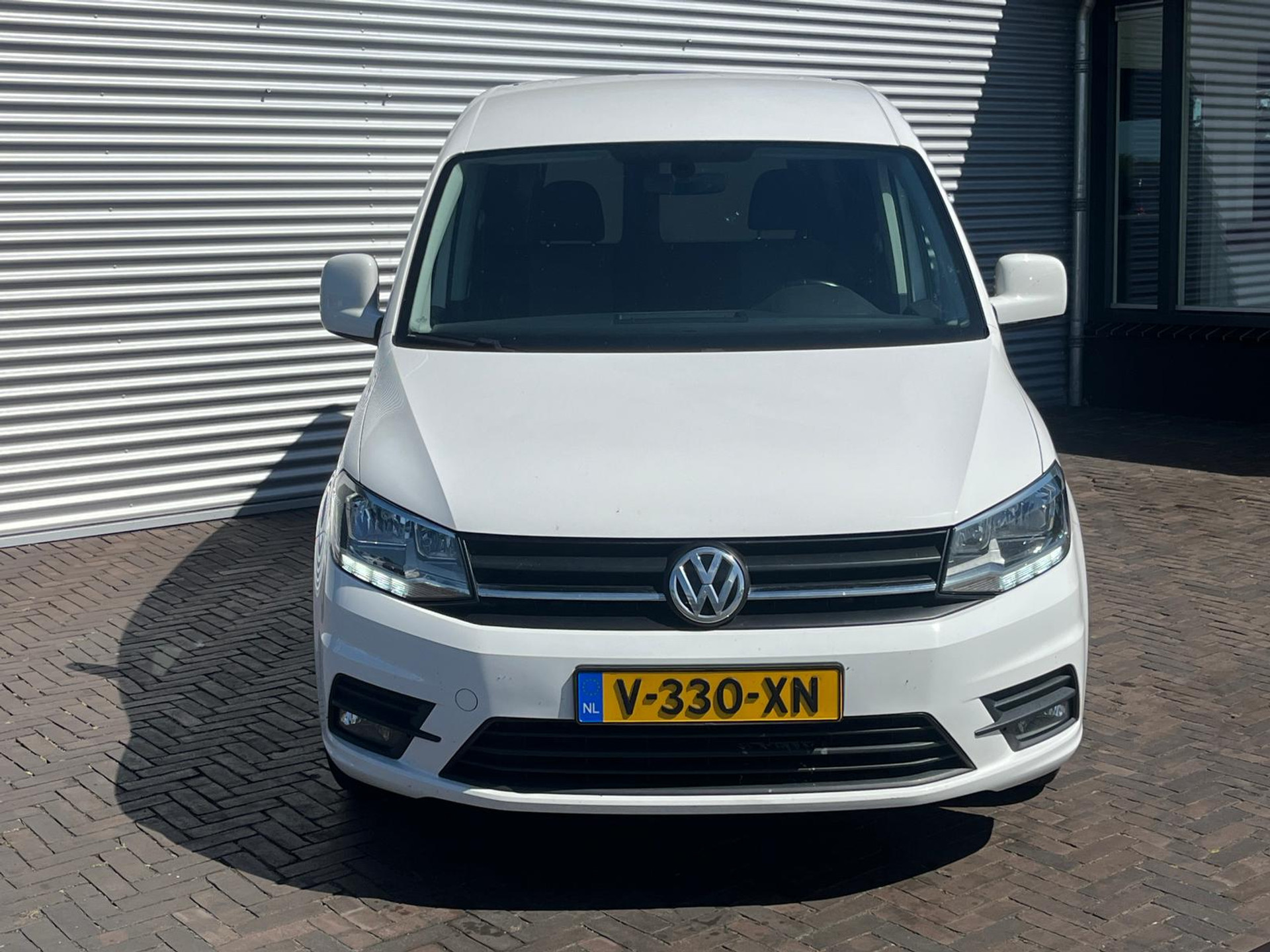 53763307-5.jpg